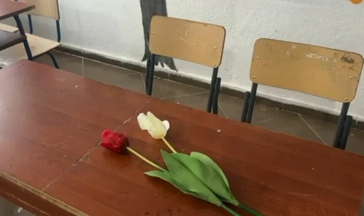 Bashkëmoshatari i tij e vrau me thikë në Durrës/ Në bankën e adoleshentit të ndjerë vendosen lule