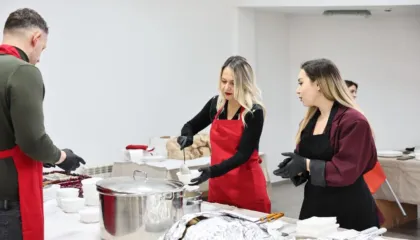 Bashkia e Tiranës shtron drekën e Krishtlindjeve në qendrën “Gonxhe Bojaxhi”, Ristani: Mënyra më e mirë për t’u njohur dhe për të falënderuar njëri-tjetrin