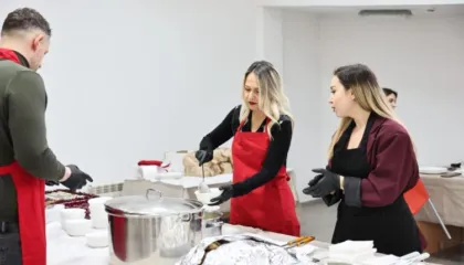 Bashkia Tiranë shtron drekë për fëmijët me aftësi ndryshe, Ristani: Dhurata më e bukur është të silleni mirë me njëri-tjetrin