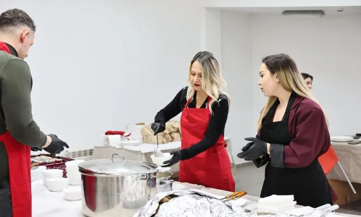 Bashkia Tiranë shtron drekë për fëmijët me aftësi ndryshe, Ristani: Dhurata më e bukur është të silleni mirë me njëri-tjetrin