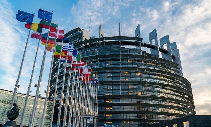 BE finalizon marrëveshjen për ndalimin e importit të gazit rus deri në vitin 2027