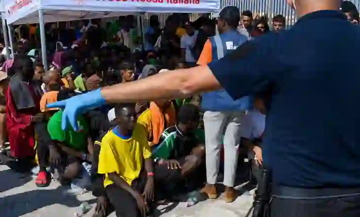 BE përshpejton dëbimet e emigrantëve, firmosen marrëveshje të reja për qendrat e kthimit