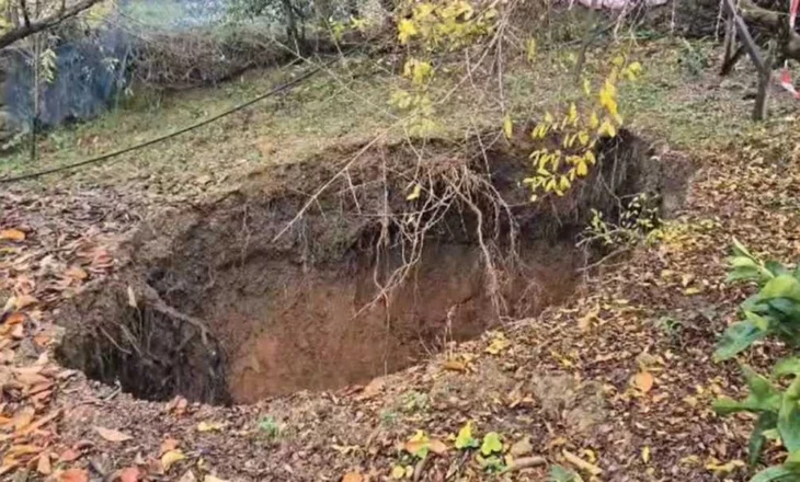 Belsh, fenomen i rrezikshëm: Hapet gropë 10 metra e thellë pranë lagjes së spitalit