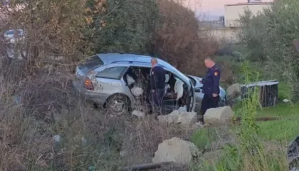 Benz-i përplaset me Fiat-in dhe përfundon në kanal, lëndohet pasagjerja