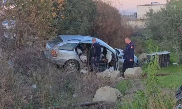 Benz-i përplaset me Fiat-in dhe përfundon në kanal, lëndohet pasagjerja