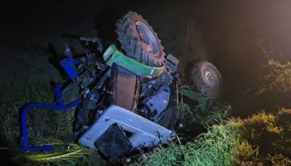 Benz-i përplaset me Zetorin në Fier-Berat, lëndohet drejtuesi i mjetit bujqësor