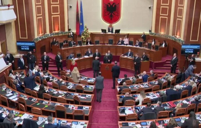 Berisha bllokon foltoren/ Ndërpritet seanca: 5 minuta pushim!