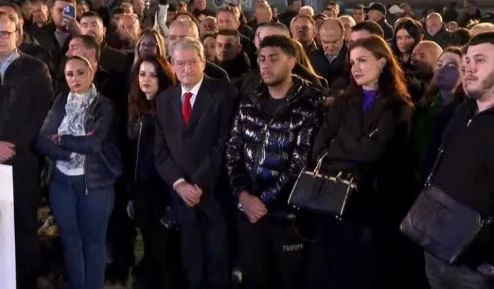 Berisha dhe Salianji të pranishëm në protestë, nis foltorja para kryeministrisë