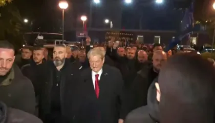Berisha kërkon qeveri teknike dhe zgjedhje të parakohshme, nis protesta e opozitës para Kryeministrisë