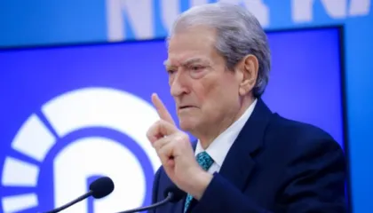 Berisha mbledh aleatët në selinë blu, komenton çështjen e Ballukut