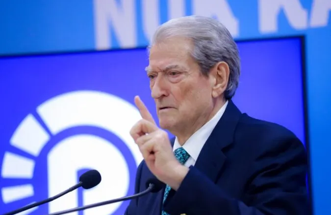 Berisha mbledh aleatët në selinë blu, komenton çështjen e Ballukut