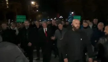 Berisha me deputetët e PD dhe mbështetës dalin nga selia, hidhen shashka