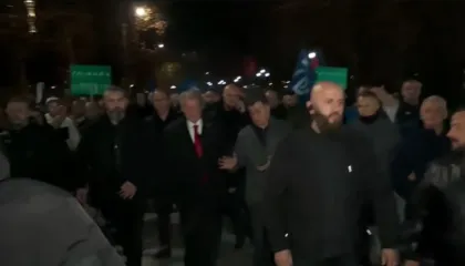 Berisha me deputetët e PD dhe mbështetës dalin nga selia, hidhen shashka