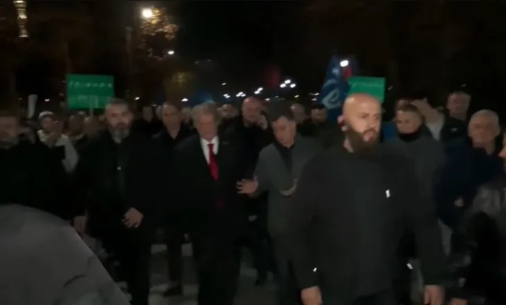 Berisha me deputetët e PD dhe mbështetës dalin nga selia, hidhen shashka