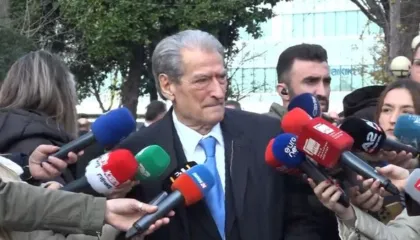Berisha: Motoja e tyre, ‘vidh dhe ik’. Parlament nuk ka dhe nuk mund të ketë