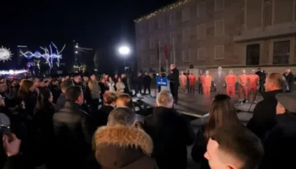 Berisha: Nuk largohemi nga sheshi pa shporrur binomin Rama-Balluku! Gys Agasi rrahu me grushta Ulsi Manjën me porosi nga Kapoja