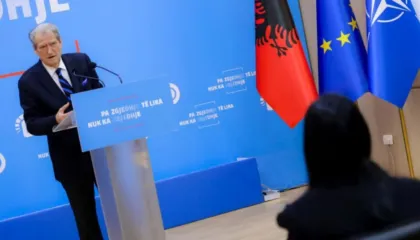 Berisha: Tani ka dalë dosja e baxhanakut të Ramës, lulet e atij “kopshti” i ujiste Linda e Surrelit