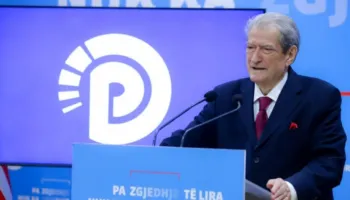 Berisha uron besimtarët: Krishtlindjet e tjera t’i festojmë pa këtë kolerë të zezë që ka pllakosur vendin