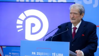 Berisha uron besimtarët: Krishtlindjet e tjera t’i festojmë pa këtë kolerë të zezë që ka pllakosur vendin