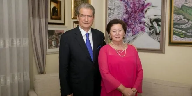 Berisha uron Krishtlindjen: Magjia e kësaj nate le të shndërrohet në shpresë!