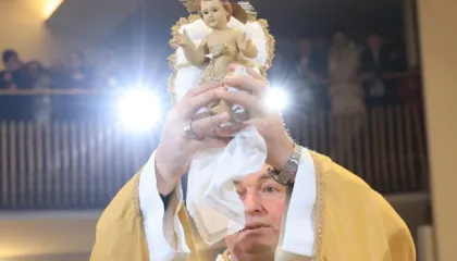 Besimtarët kremtojnë Krishtlindjen, mesazhe për paqe dhe dashuri