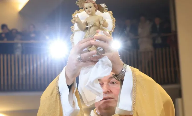 Besimtarët kremtojnë Krishtlindjen, mesazhe për paqe dhe dashuri