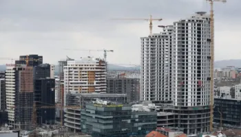 Bie çmimi i lëndëve të para, por çmimet e ndërtimeve nuk ulen