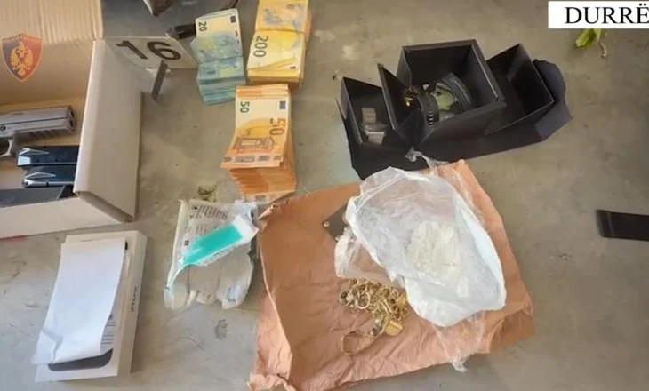 Bie në prangat e policisë shoferi/ Gjatë kontrollit i gjenden drogë, bizhuteri dhe armë, sekuestrohen edhe 29 mijë euro