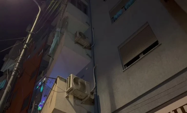 Bie nga kati i tretë i pallatit e moshuara në Korçë, mbetet mes murit dhe kondicionerit