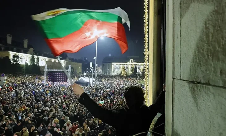 Bie qeveria në Bullgari, kryeministri jep dorëheqjen pas protestave masive