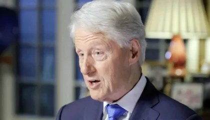 Bill Clinton reagon për herë të parë pas publikimit të fotos në pishinë me Maxwell