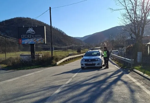 Bllokohet prej dy ditësh aksi Strugë-Qafë Thanë, paralizohet qarkullimi dhe festat e Vitit të Ri