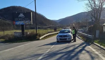 Bllokohet prej dy ditësh aksi Strugë-Qafë Thanë, paralizohet qarkullimi për festat e Vitit të Ri