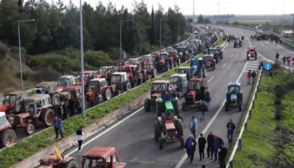Bllokohet sërish aksi Kakavijë-Janinë nga protestat, policia shqiptare: Lejohen të qarkullojnë vetëm…