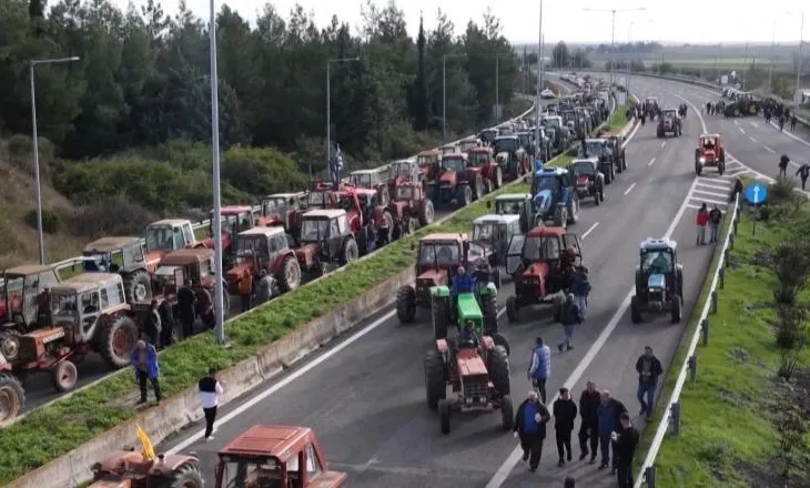 Bllokohet sërish aksi Kakavijë-Janinë nga protestat, policia shqiptare: Lejohen të qarkullojnë vetëm…