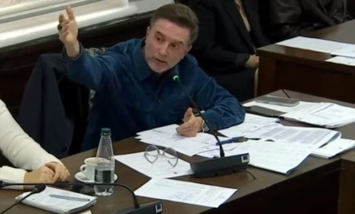 “Boll ore, qepe…”, Braçe sherr me Agron Shehajn tek ‘Ekonomia’: Ka mundësi t’ia fikni atë mikrofon?