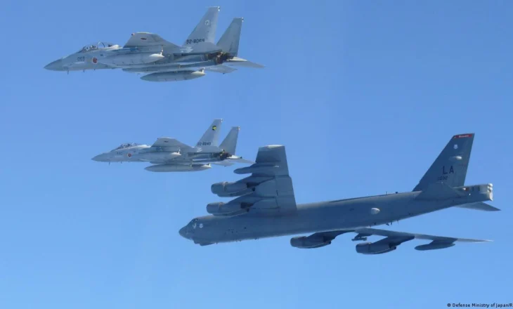 Bombarduesit amerikanë bashkohen me avionët japonezë për të kundërshtuar stërvitjet Kinë-Rusi