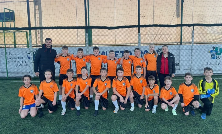 Brezi që po mbush Klosin me Kupa tek moshat, fitojnë edhe turneun e Pavarësisë