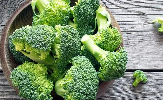 Brokoli mund të zhbëjë të gjitha dëmet që i shkakton cigarja mushkërive