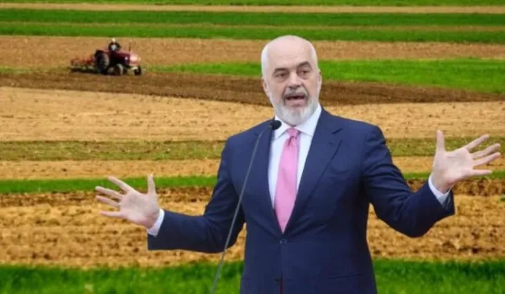 Bujqësia dhe industria në rënie, ekonomia mbahet nga sektorë të brishtë