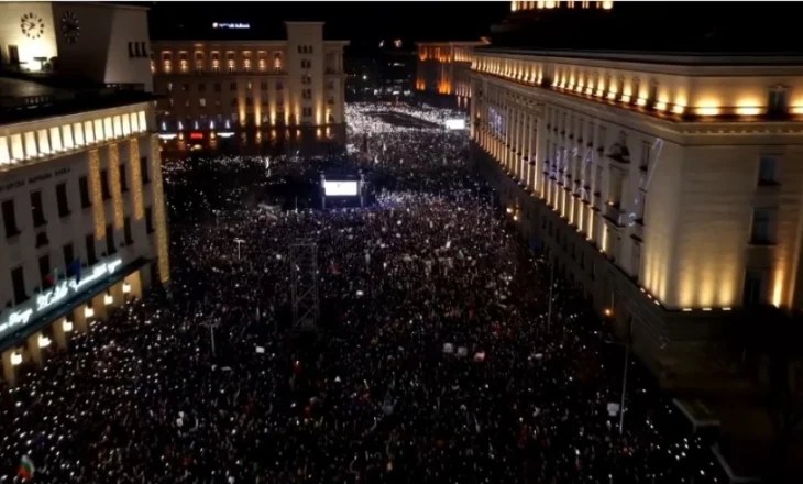 Bullgari/ Gjithçka duhet të dini rreth protestës ‘Dorëheqje, Peevski dhe Borisovi larg pushtetit’ që mblodhi mbi 150,000 qytetarë në kryeqytet