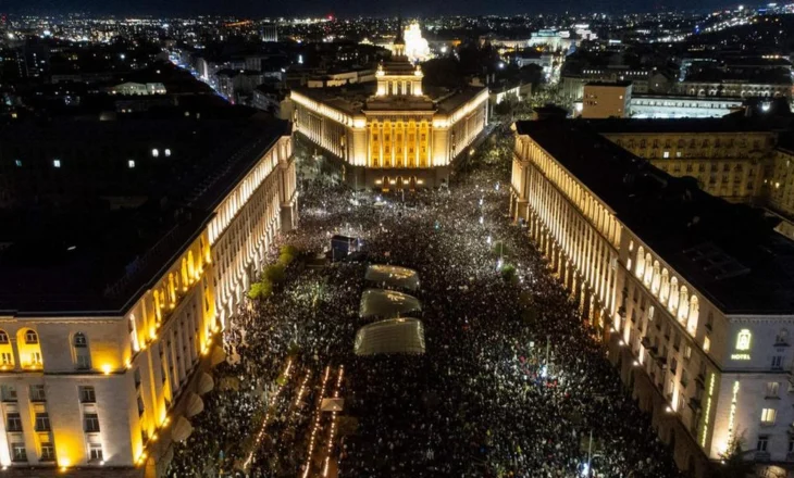 “Bullgaria e Re pa mafien”! Sofja “pushtohet” nga protestat masive kundër buxhetit dhe korrupsionit