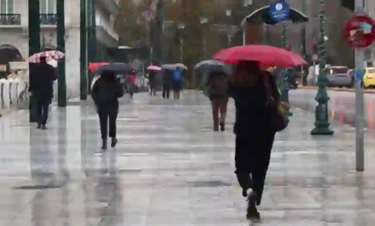 ‘BYRON’ në tërheqje/ Reshjet e shiut zgjasin deri të shtunën pasdite, probleme në disa zona të vendit