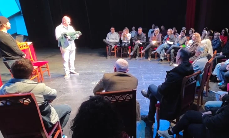 “Çdo gjë e shkëlqyer”/ Mirëpritet monodrama e aktorit të “Portokalli”, Ledjo Lako