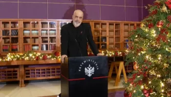 Ceremonia për nxënësit ekselentë, Rama ndan medaljet e arta: Nuk ka privilegj më të madh sesa të vlerësosh rezultatet tuaja