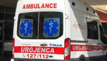 Cërrik, aksident i rëndë në vijat e bardha, e moshuara përfundon në spital