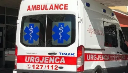 Cërrik, aksident i rëndë në vijat e bardha, e moshuara përfundon në spital