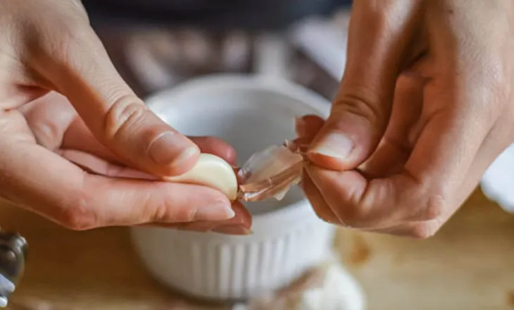 Çfarë i ndodh trupit nëse hani hudhër para gjumit? Mësoni përfitimet që pak i dinë