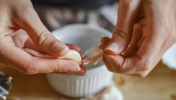 Çfarë i ndodh trupit nëse hani hudhër para gjumit?