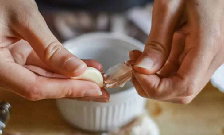 Çfarë i ndodh trupit nëse hani hudhër para gjumit?